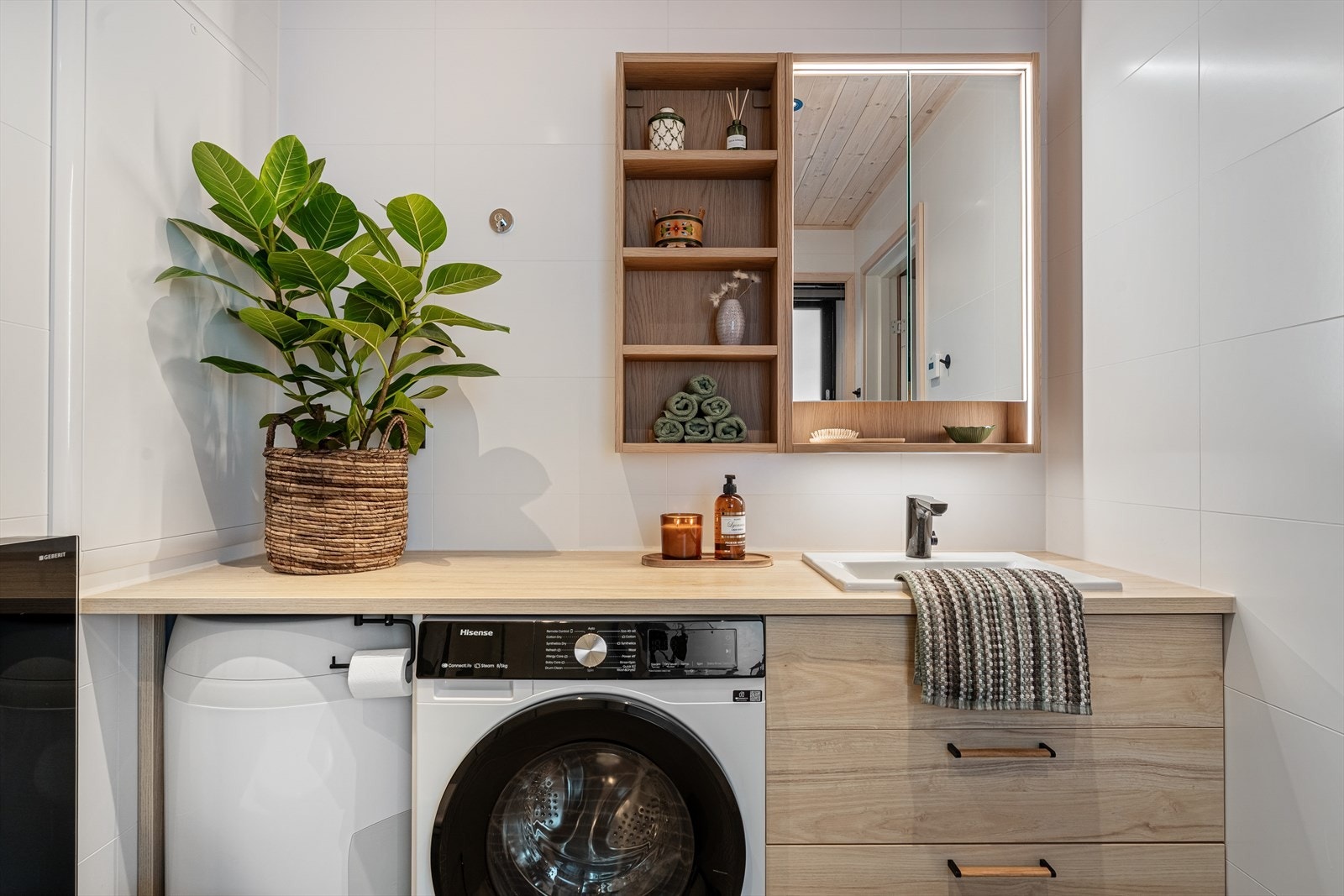 Baderommet er moderne, med flislagte overflater og vannbåren varme i gulvet Galleribilde