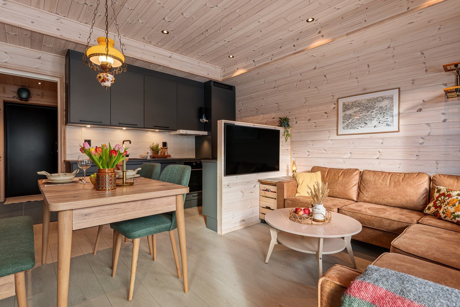 Leiligheten har en åpen stue/kjøkken-løsning med god takhøyde og downlights i himlingen Galleribilde