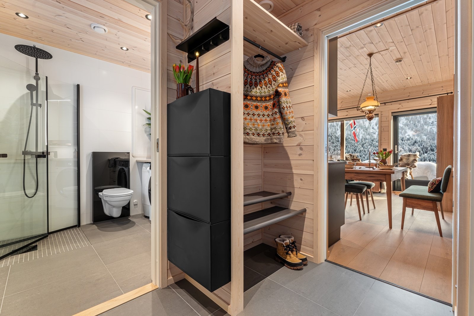 I gangen er det plassbygd garderobe - perfekt for sko og yttertøy Galleribilde