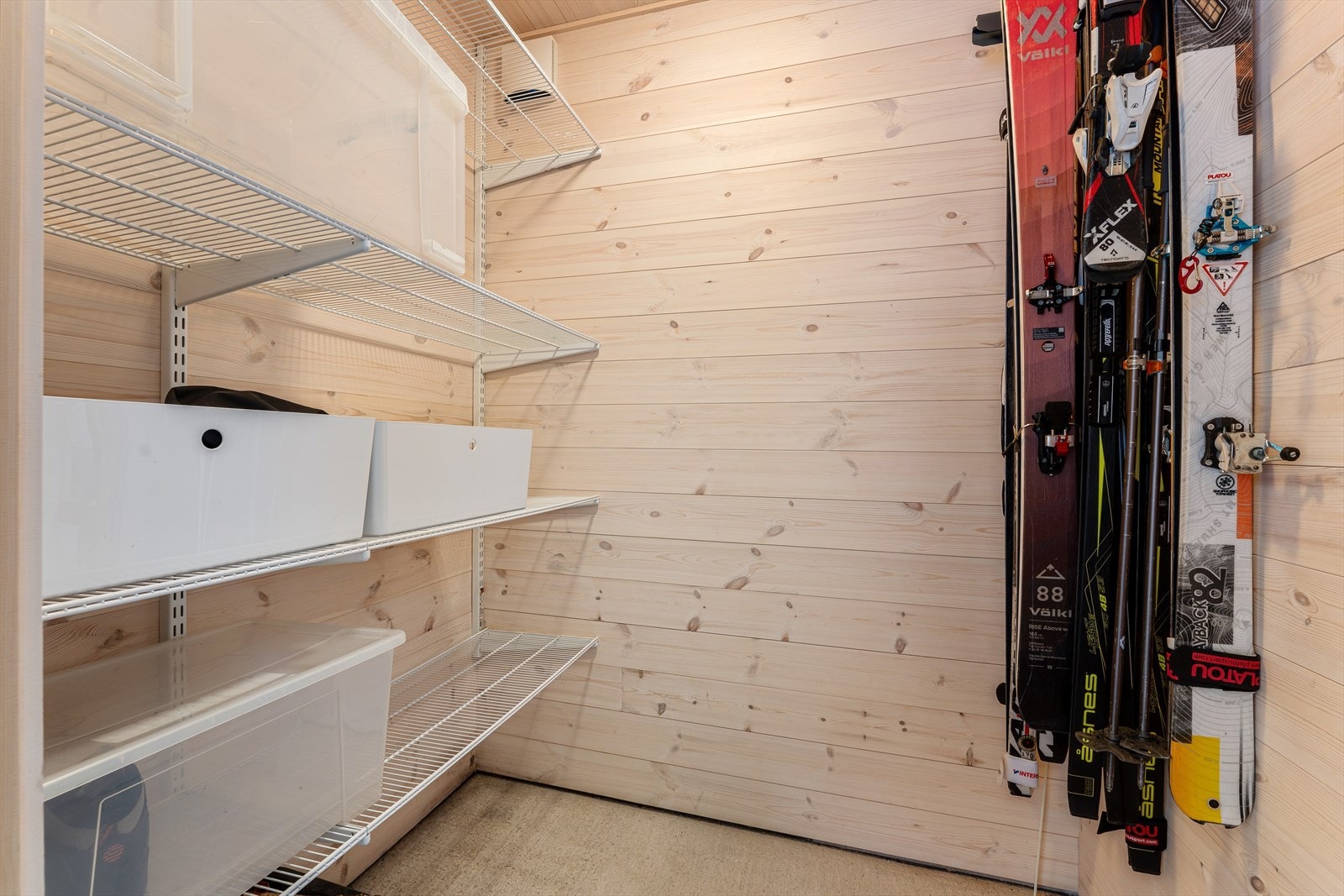 Praktisk utvendig bod med god plass til utstyr og oppbevaring Galleribilde