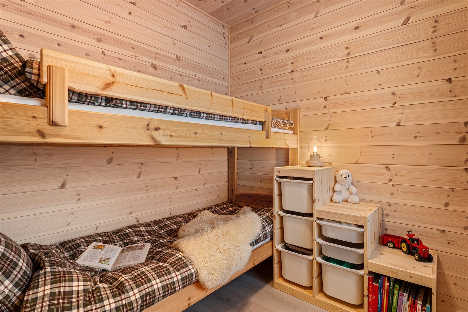 Trivelig soverom som egner seg ypperlig som barne-/gjesterom Galleribilde