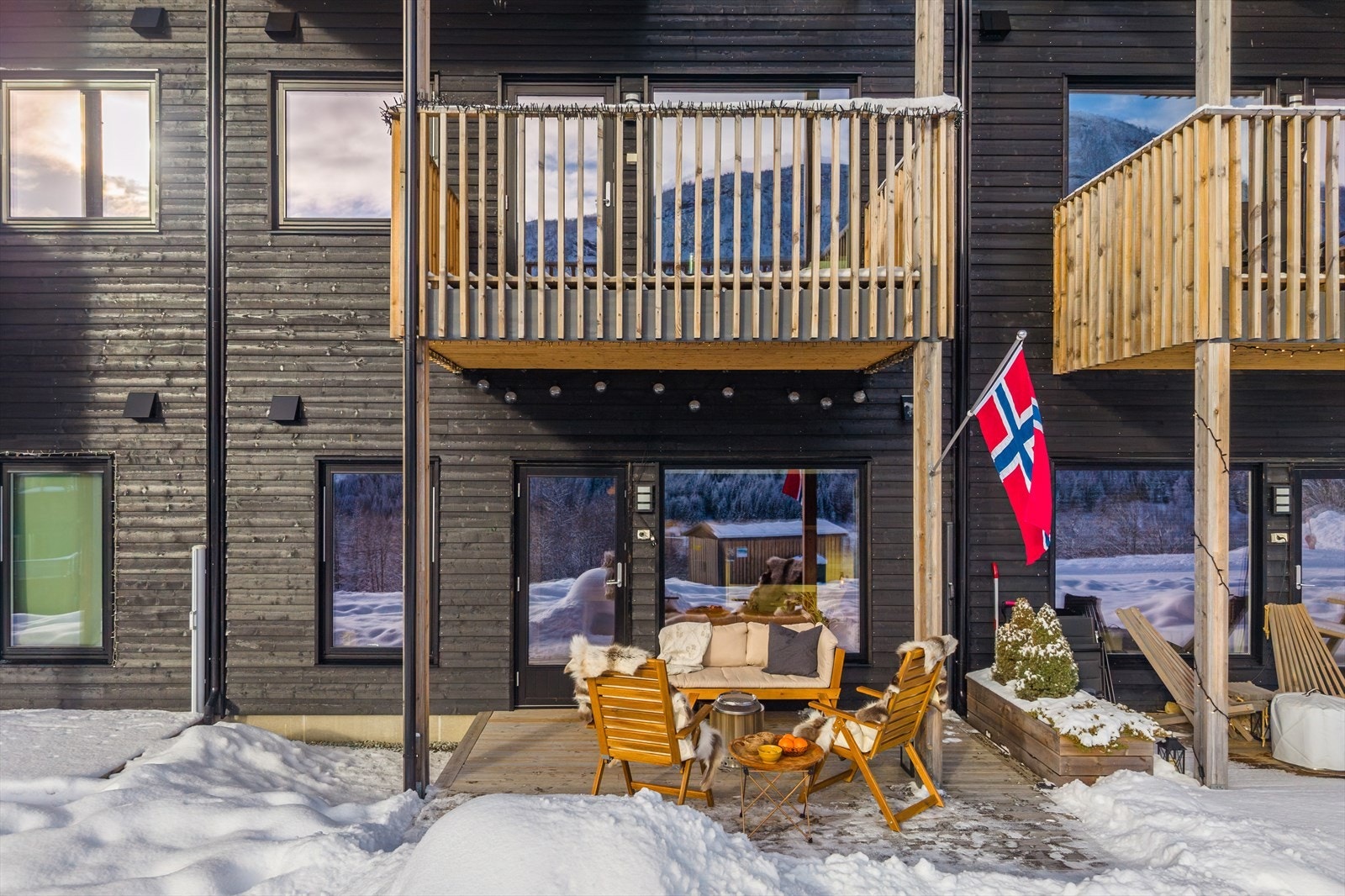 Lite innsyn selv om det er i første etasje ettersom at planeringen er løftet noe fra veien forran Galleribilde