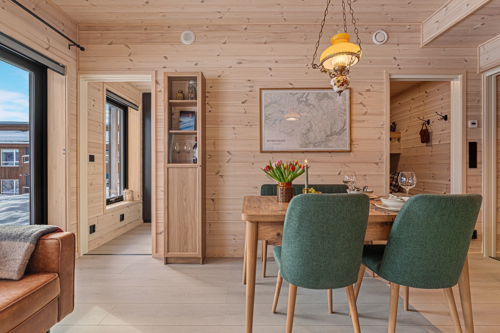 Selger opplyser om mulighet for å sitte både 6 og 8 gjester rundt middagsbordet Galleribilde