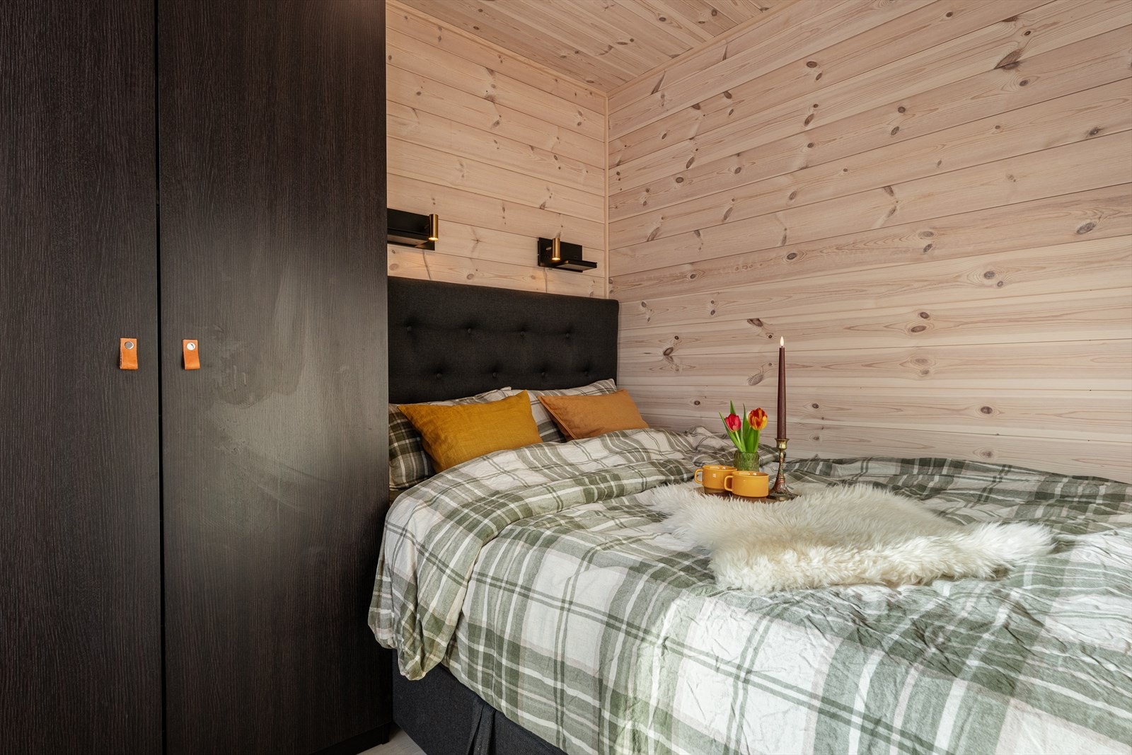 Hovedsoverommet er av god størrelse, med plass til dobbeltseng og garderobeløsning Galleribilde