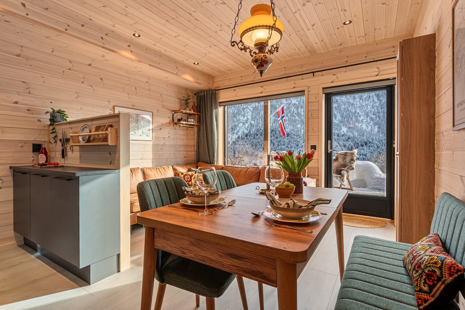 Det er dirkete utgang til terrassen fra stuen Galleribilde