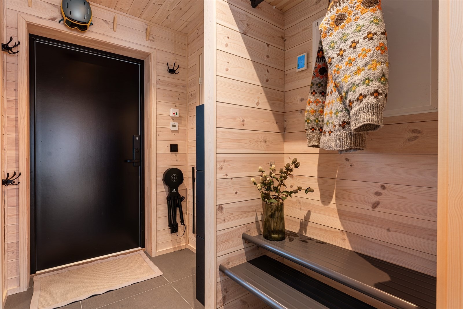 Hyggelig entre med flislagt gulv Galleribilde