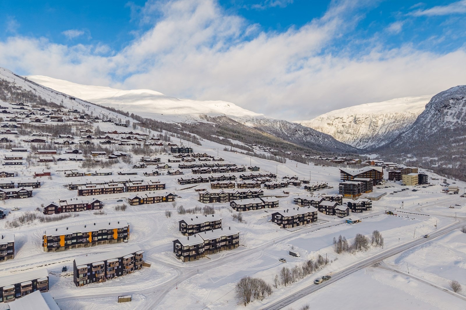 Leiligheten har en meget attraktiv beliggenhet i tilknytning Myrkdalen skisenter hvor man er omringet av svært naturskjønne omgivelser med kort vei til alpinanlegg og flotte turmuligheter Galleribilde