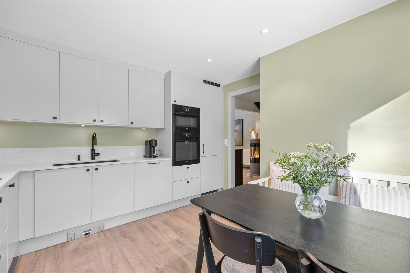 Videre er kjøkkenet utstyrt med oppvaskkum i kompositt med ettgreps blandebatteri og Quooker for kokende vann i springen. Galleribilde