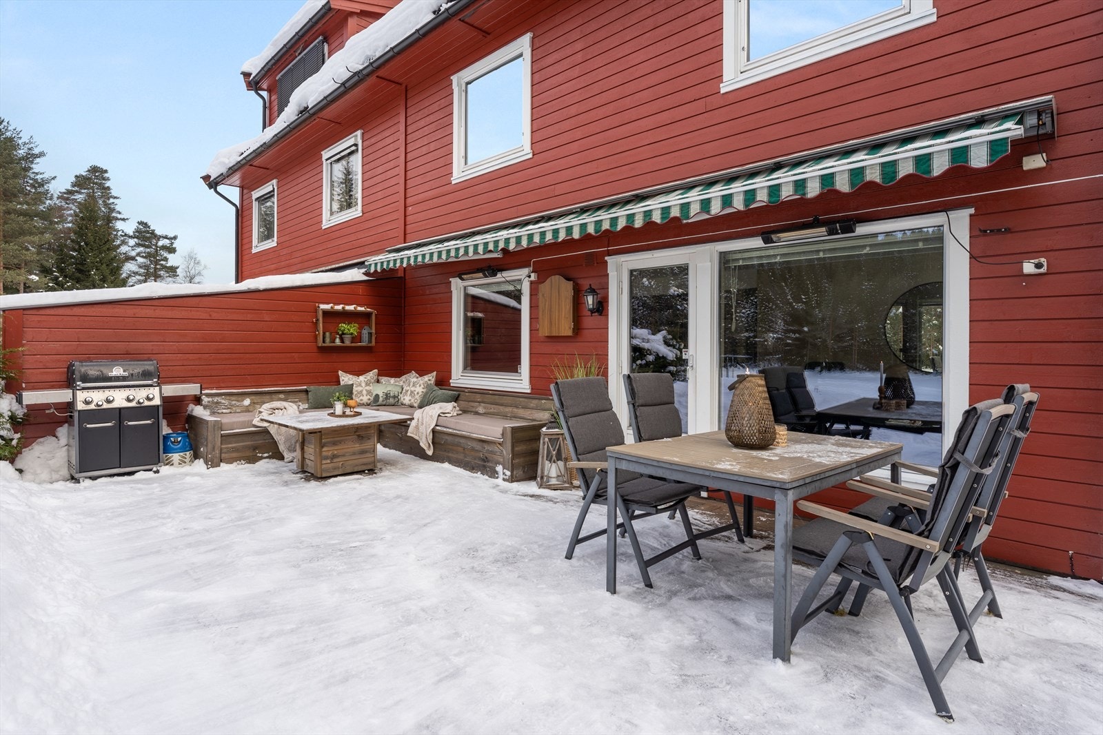 Terrassen er på ca 44 kvm. Her er det god plass til sittegruppe, spisebord, grill mm. Galleribilde