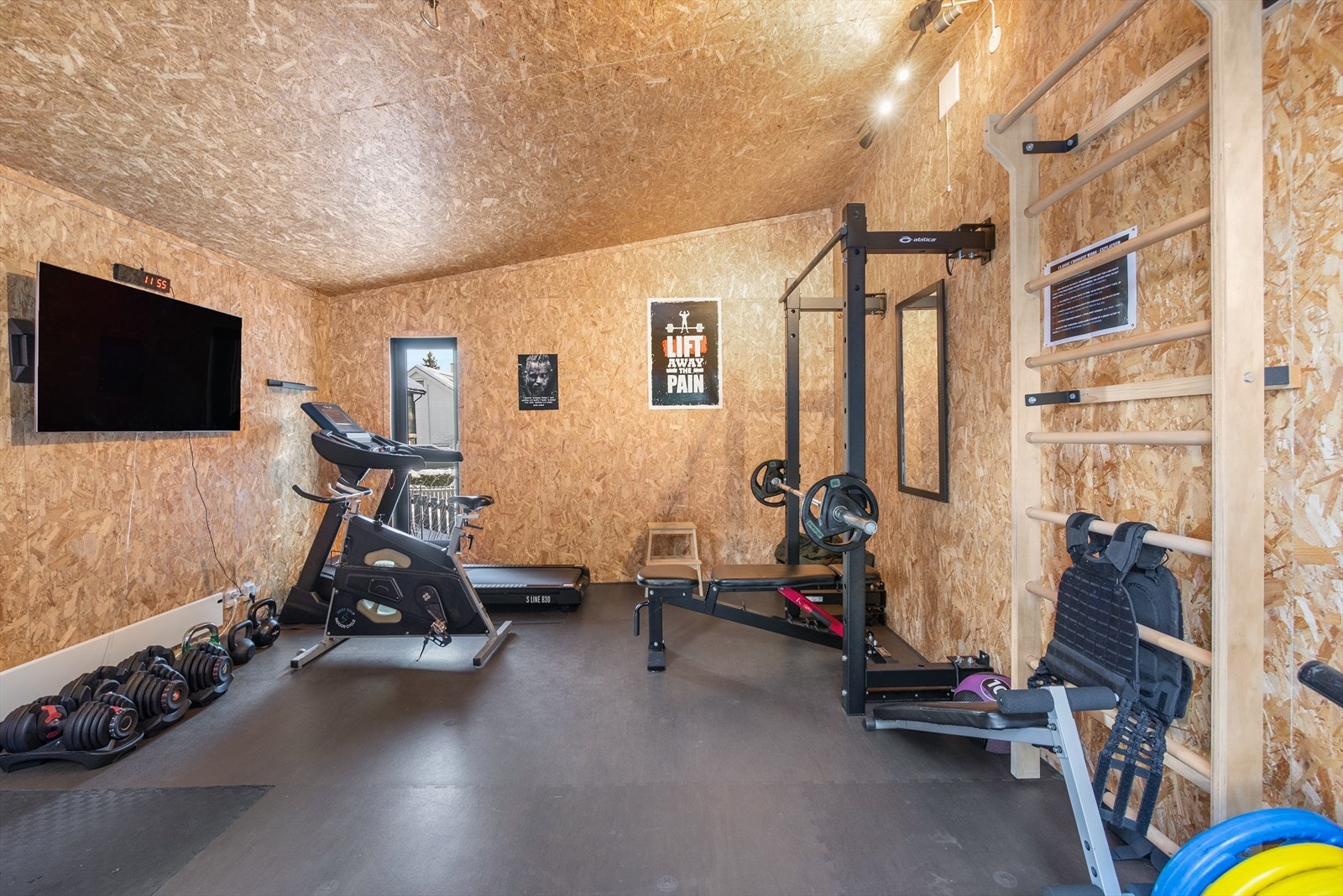 Frittstående, isolert bod fra 2020 som idag brukes som treningsrom. Innlagt strøm. Galleribilde