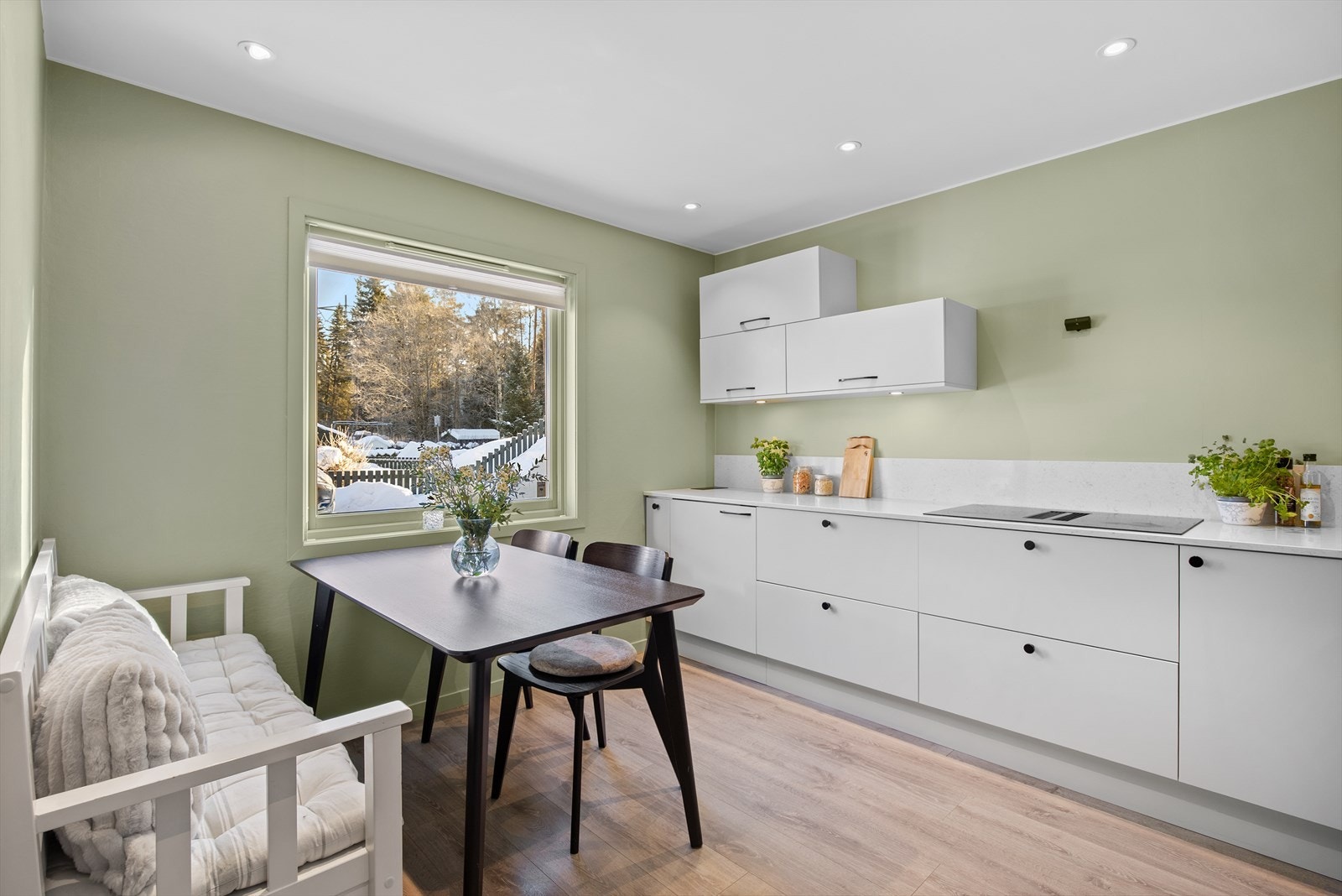 Kjøkkenet har integrerte hvitevarer som ekstra bred koketopp med integrert vifte, stekeovn, microovn, oppvaskmaskin, kjøleskap og fryseskap. Galleribilde