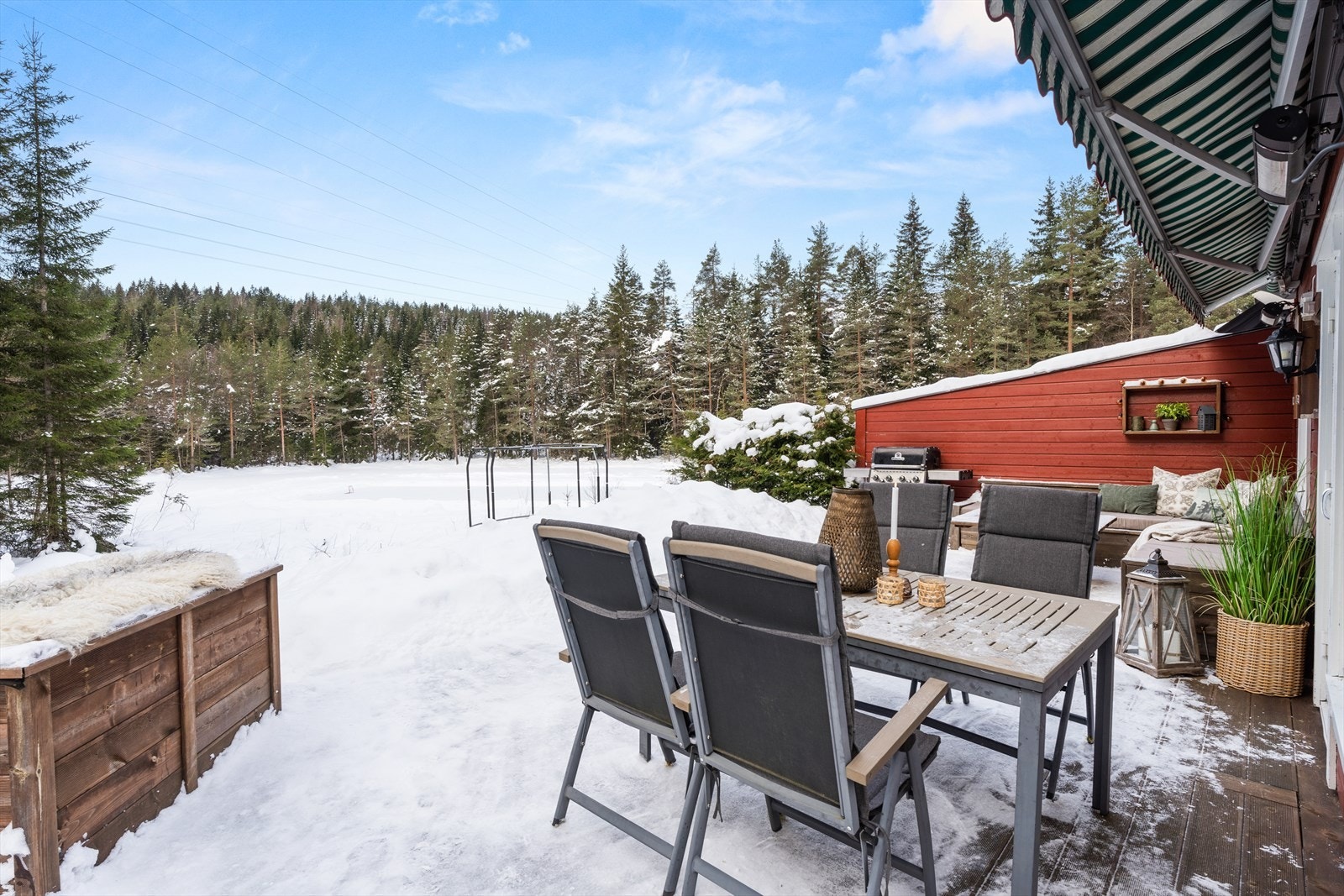 Uteplassen har markise, varmelamper, belysning og stikkontakter. Galleribilde