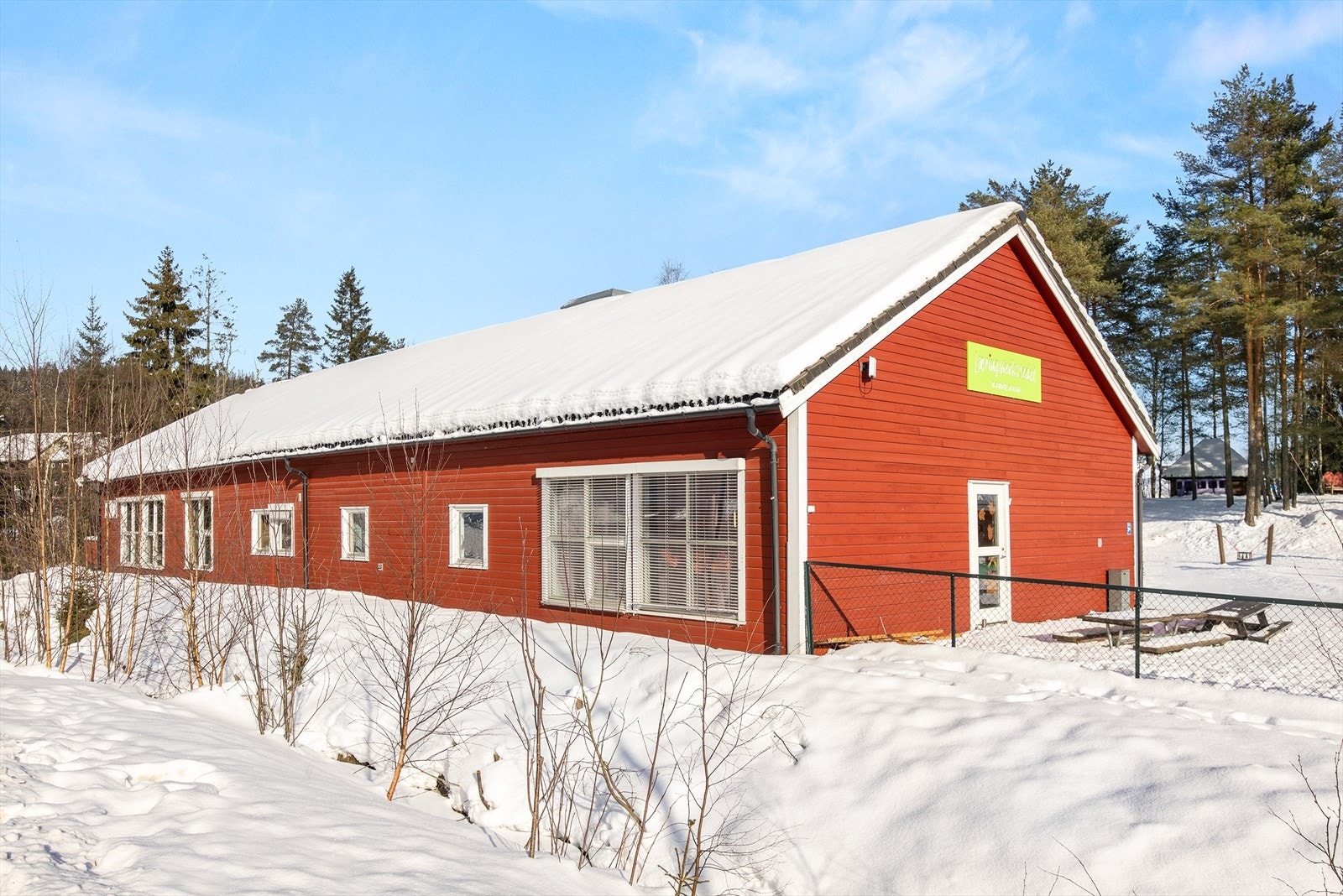 Det finnes flere videregående skoler i nærliggende områder, samt et godt utvalg av både private og kommunale barnehager. Galleribilde