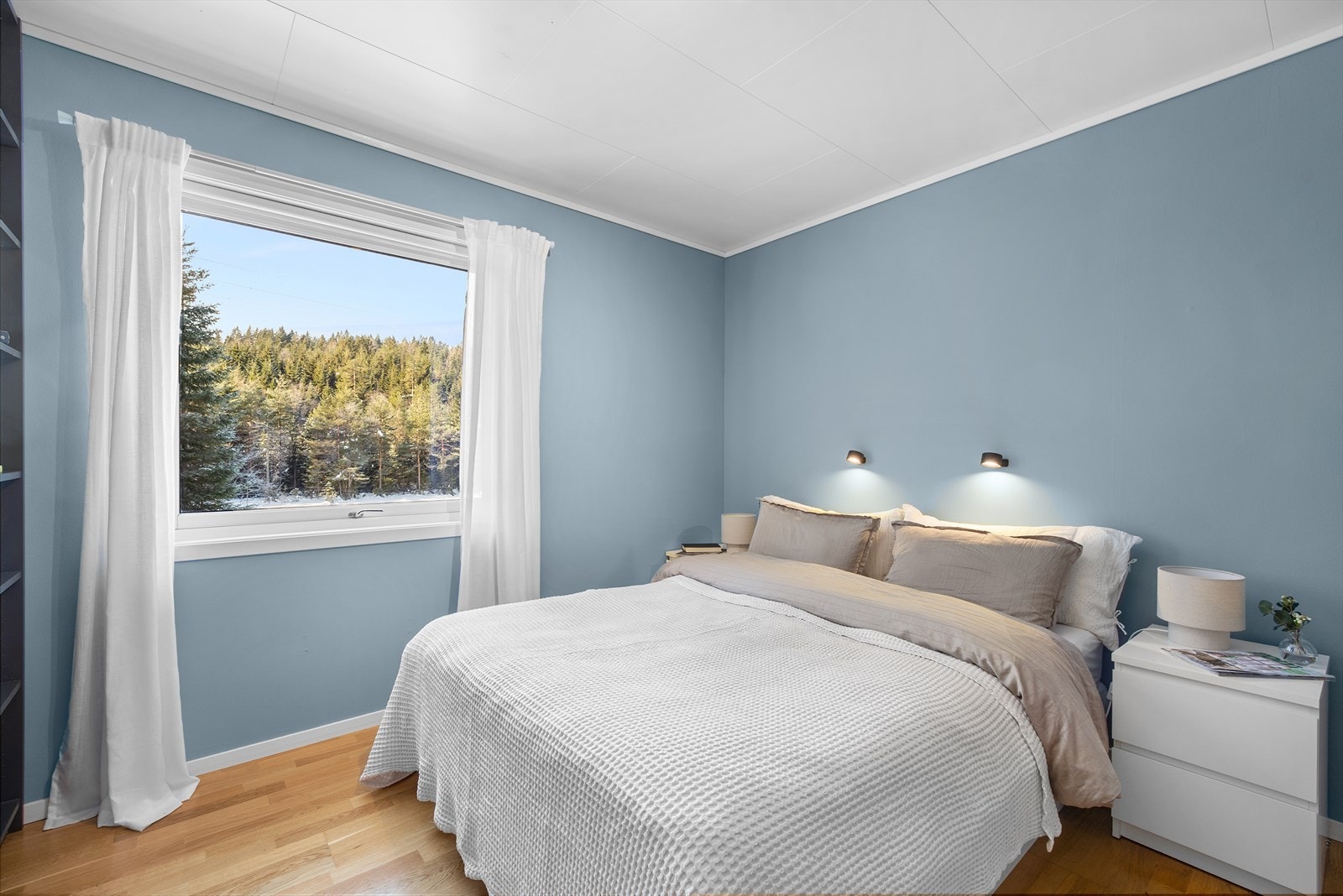 I boligens andre etasje ligger de 3 soverommene. Hovedsoverommet har god plass til dobbeltseng og tilhørende nattbord. Galleribilde