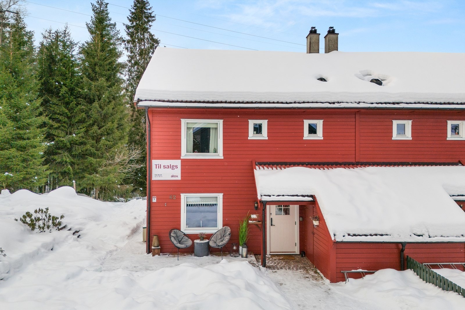 Overbygd inngangsparti med sportsbod. Galleribilde