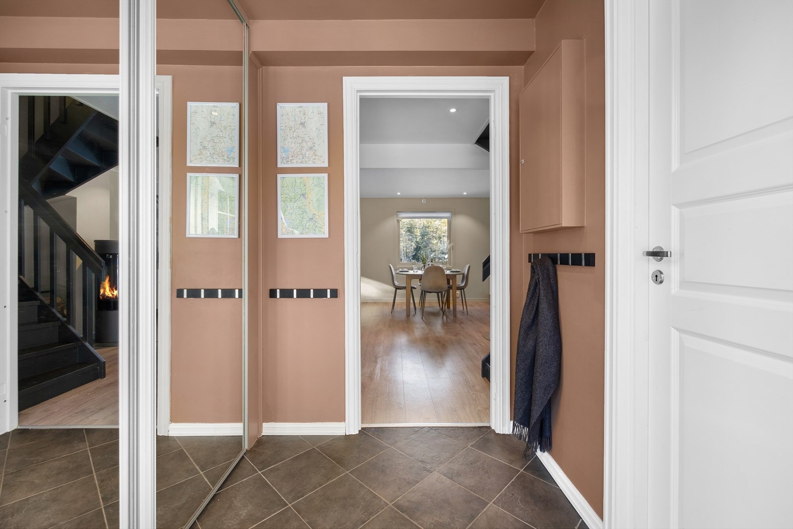 Gangen har en stor skyvedørsgarderobe for oppbevaring av klær og sko. Galleribilde