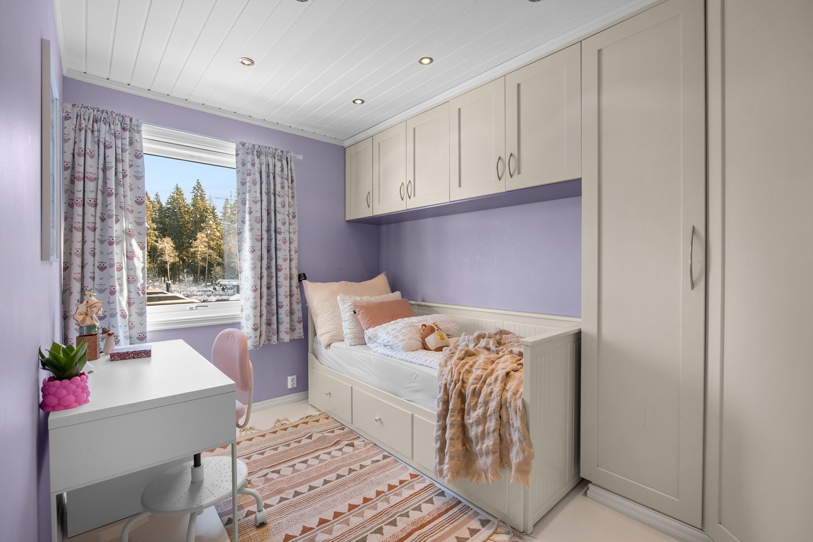 Det siste soverommet har god plass til seng, skrivepult ol. Det er plassbygde skap. Galleribilde