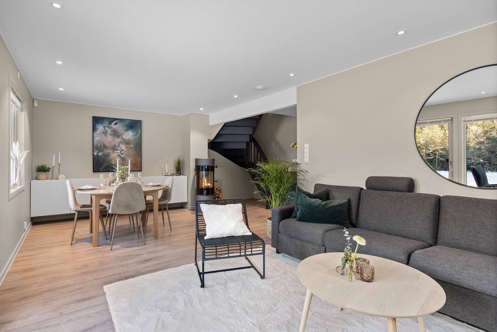 I enden av stuen er det montert en peisovn fra 2017 og en luft til luft varmepumpe fra 2012. Galleribilde