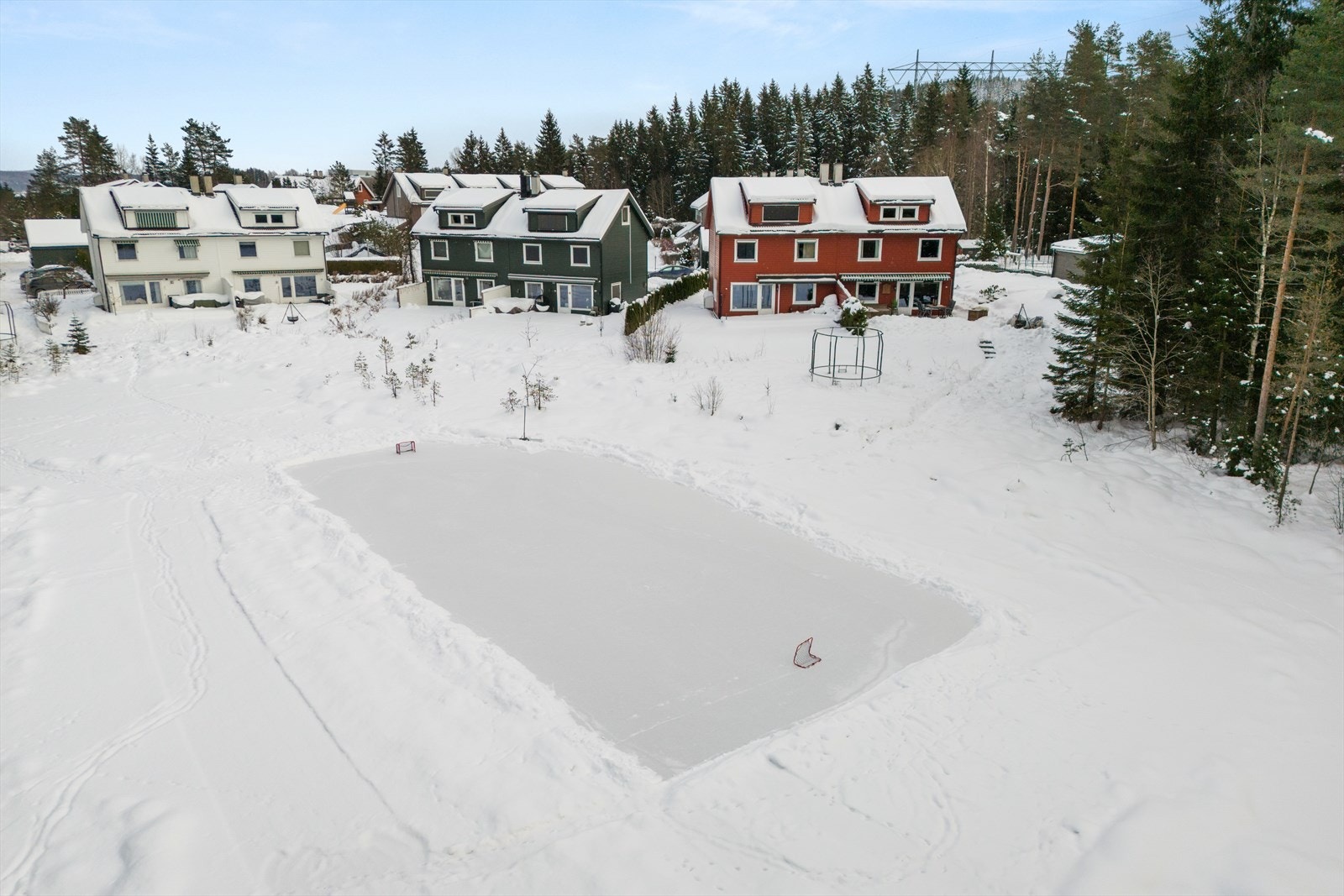 Velkommen til Blåtoppveien 62, en halvpart tomannsbolig med en idyllisk beliggenhet ved Skyttaputten! Galleribilde