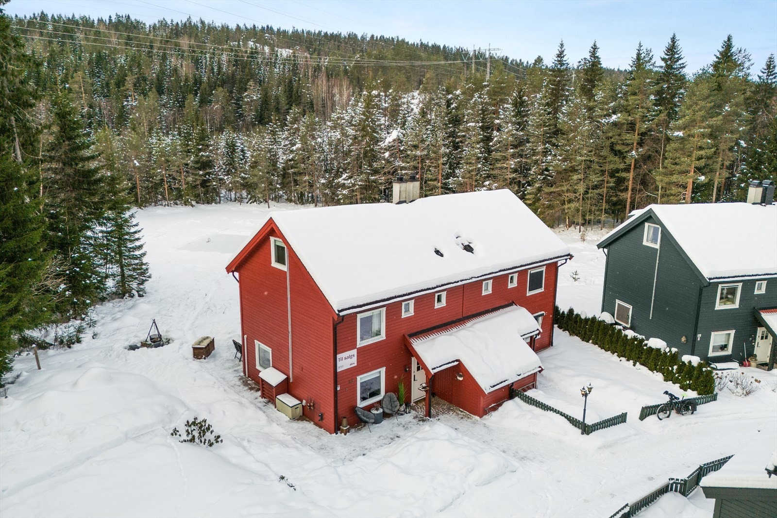 Velkommen til Blåtoppveien 62, en halvpart tomannsbolig med en idyllisk beliggenhet ved Skyttaputten! Galleribilde