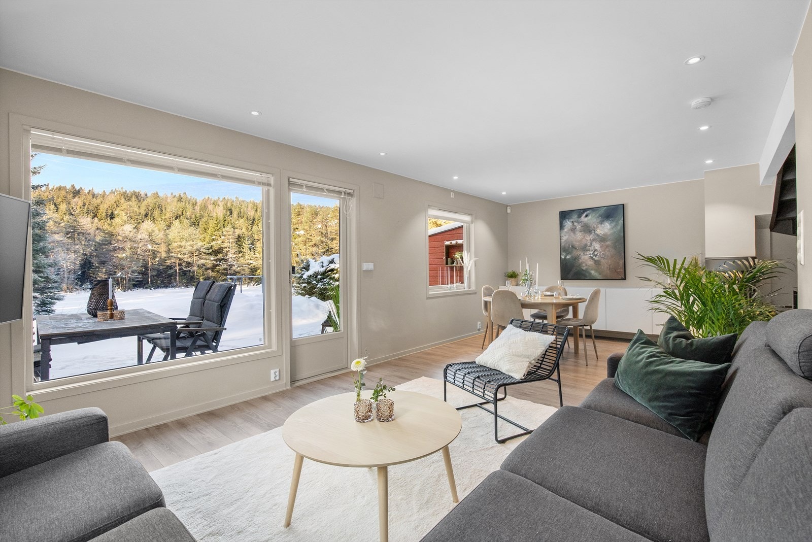 Fra stuen er det utgang til en stor markterrasse på ca 44 kvm og hage. Galleribilde