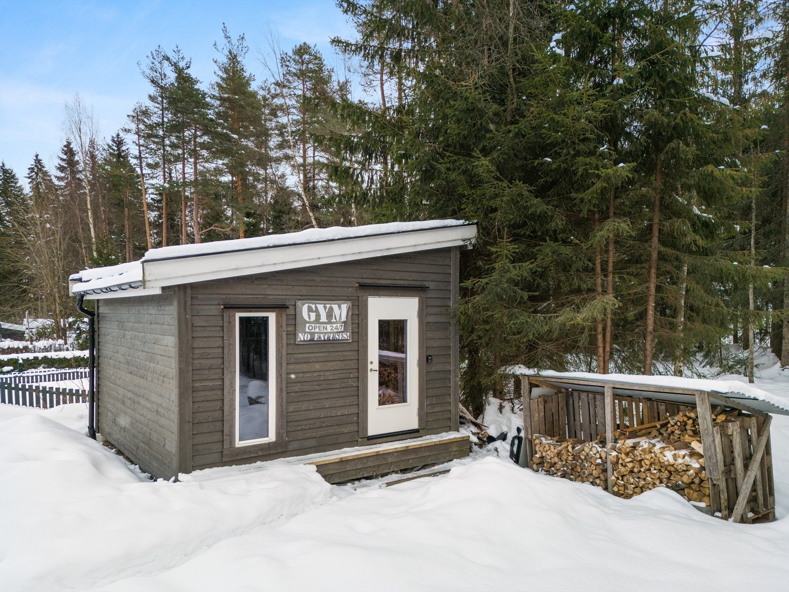 Utvendig isolert bod som benyttes som treningsrom. Galleribilde
