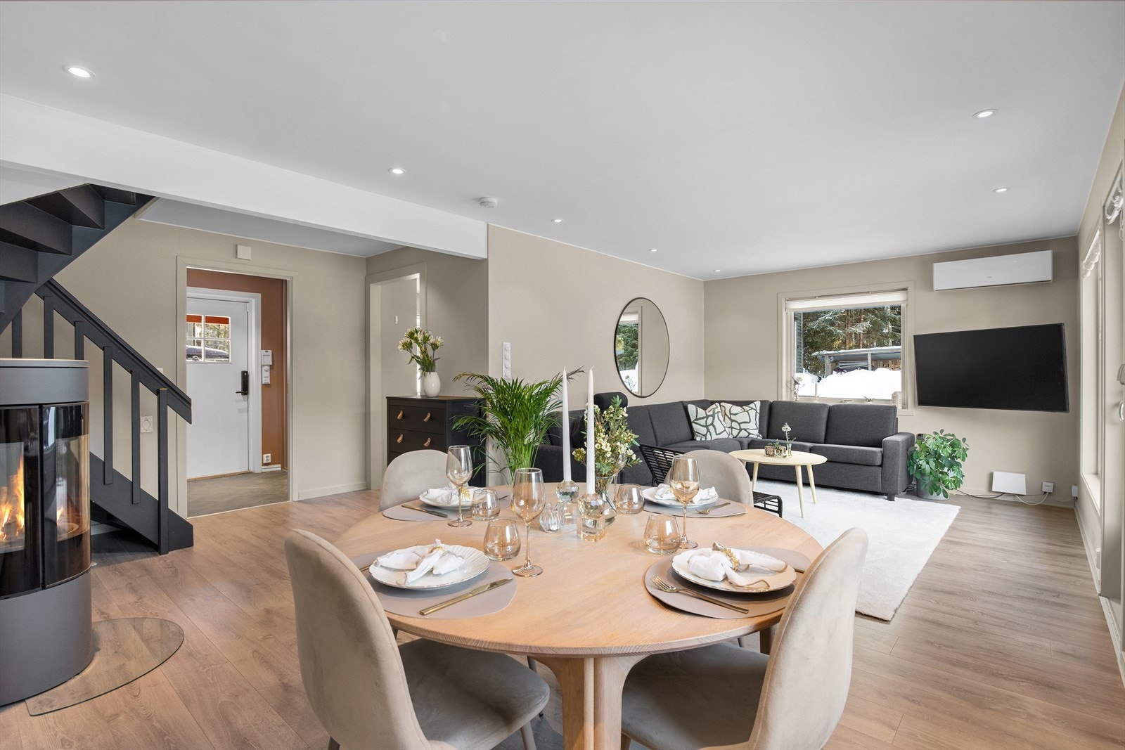 Stuen har laminat på gulv, slette vegger og downlights i himling. Galleribilde