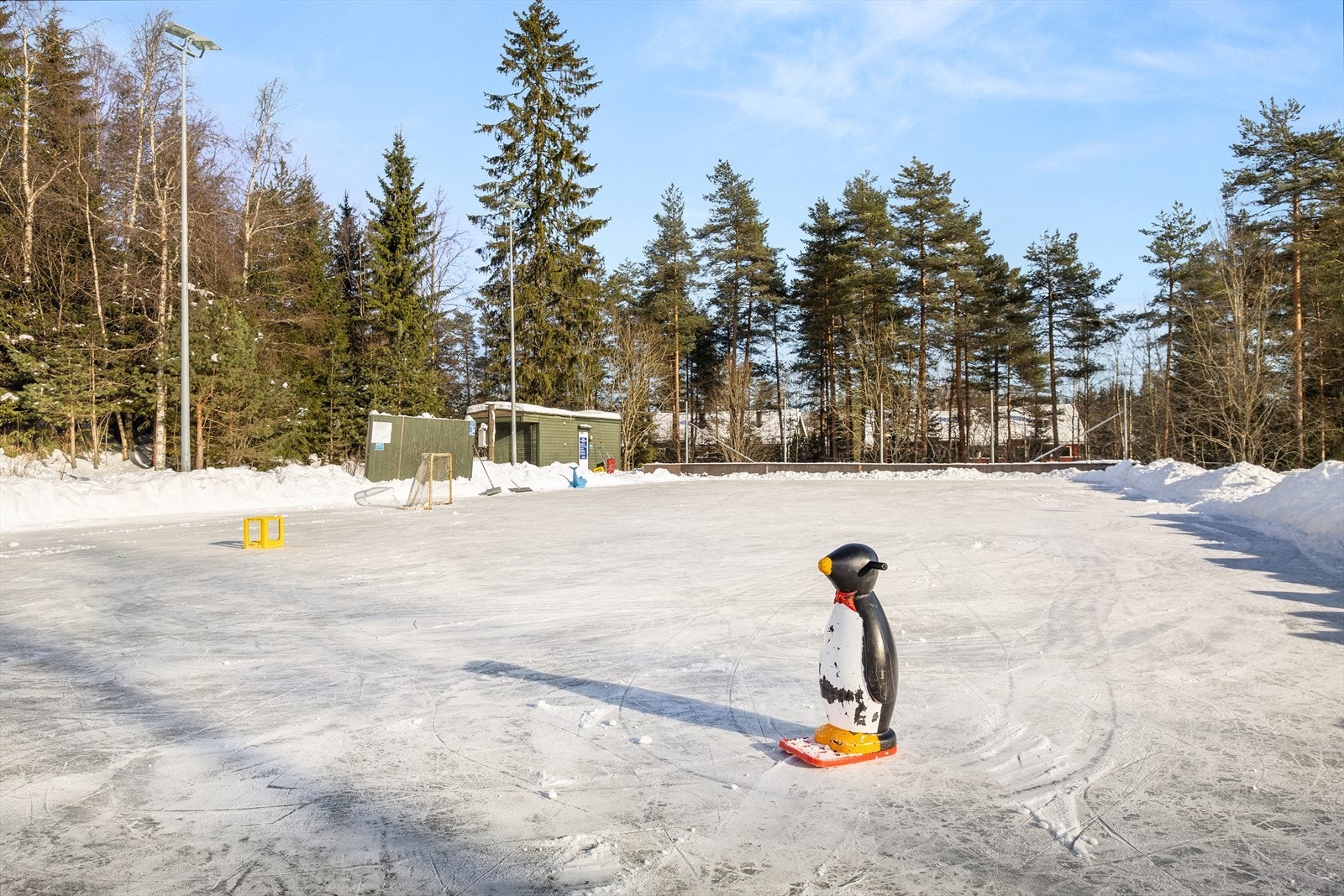 Videre er det etablert en fantastisk fotballbane/skøytebane på vinteren, av velforeningen og frivillige. Denne er samlingspunkt for ungene i området. Galleribilde