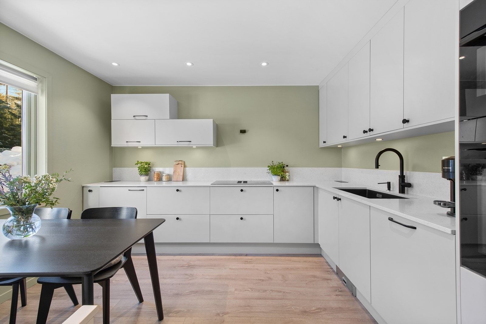 Boligen har et pent og moderne kjøkken fra Norema, nytt i 2022. Innredningen består av slette, beige fronter og benkeplate i kompositt. Galleribilde