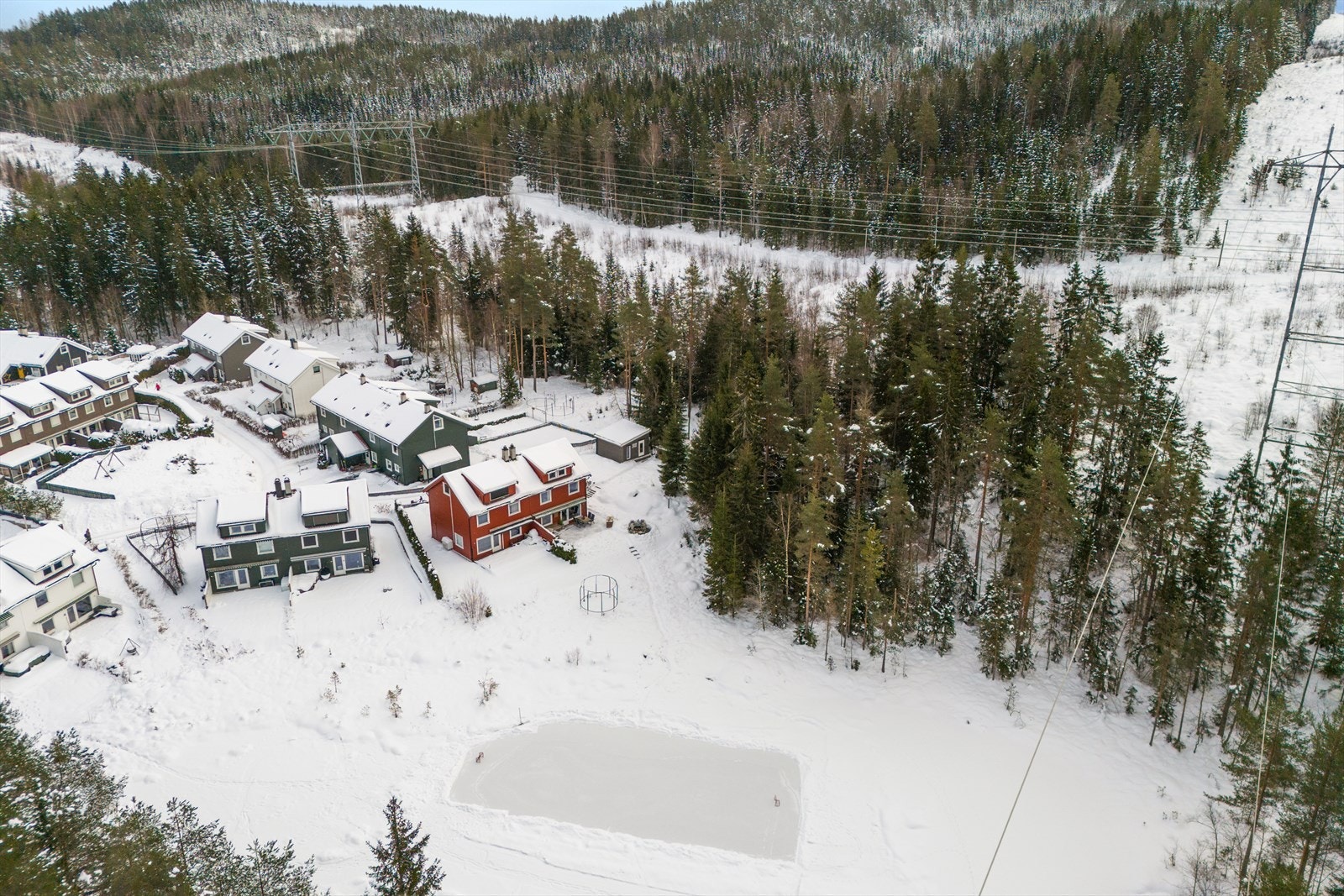 Beliggenheten er ideell for aktive familier, med turmuligheter rett utenfor døren og trygge omgivelser. Galleribilde