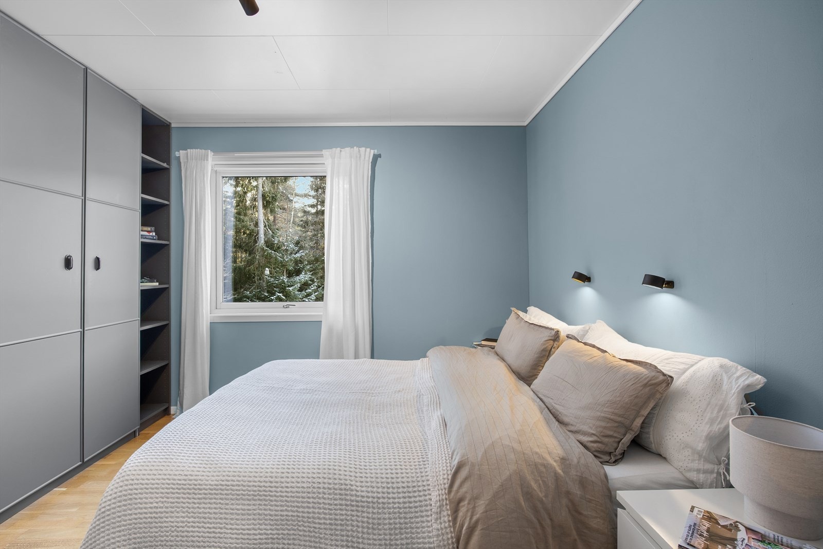 Videre er det et stort garderobeskap med hyller i enden. Galleribilde