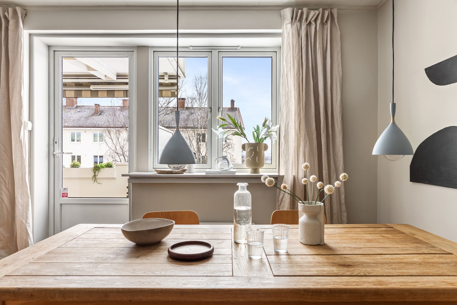 De store vindusflatene slipper inn rikelig med naturlig lys og bidrar til en god og luftig romfølelse. Galleribilde