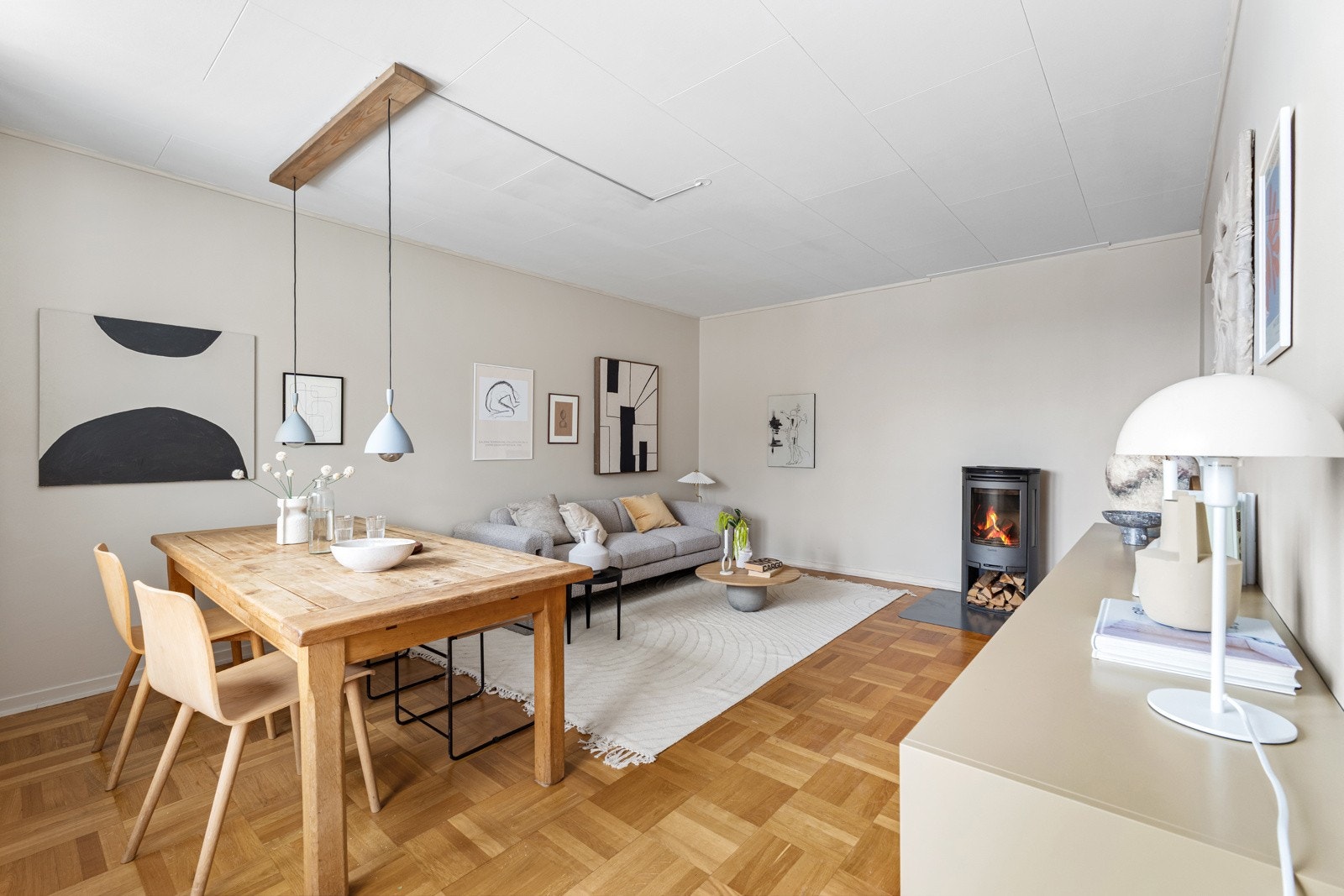 Rommet har en flott peisovn som gir ekstra varme og hygge på kjøligere dager. Galleribilde