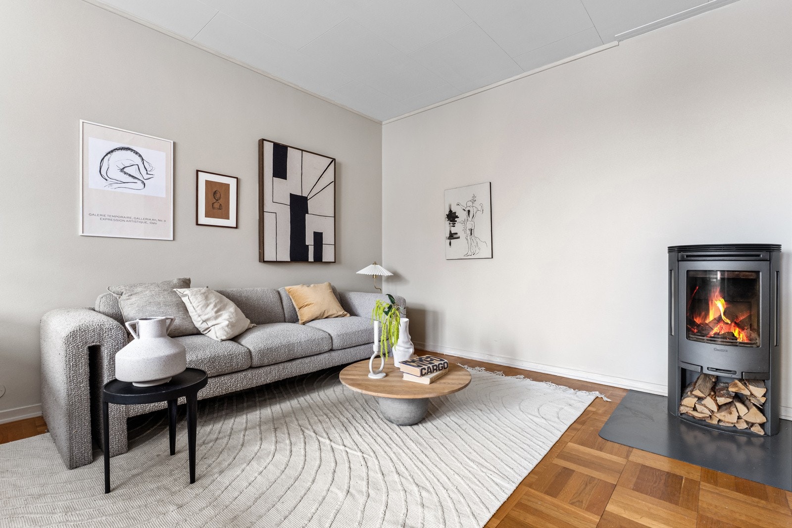 Leiligheten har en gjennomgående planløsning med store vindusflater som slipper inn rikelig med naturlig lys. Galleribilde