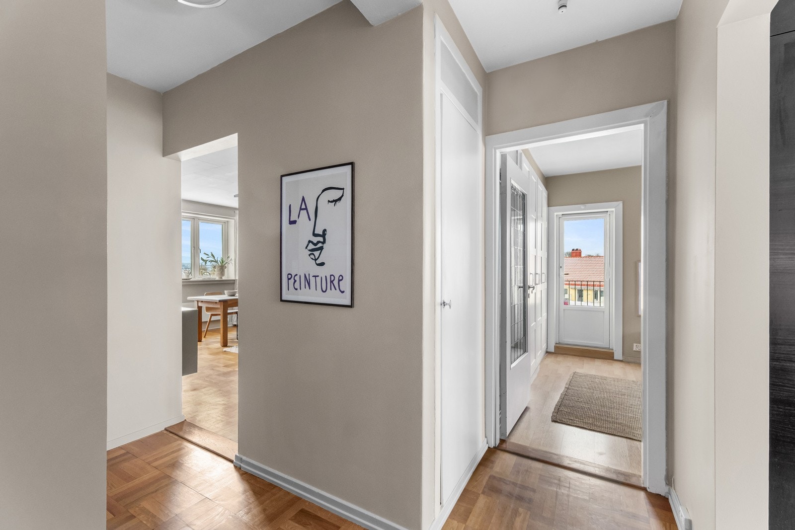 Når du kommer inn i leiligheten, møtes du av en hyggelig entré med plass til å henge fra seg yttertøy og sette fra seg sko. Galleribilde