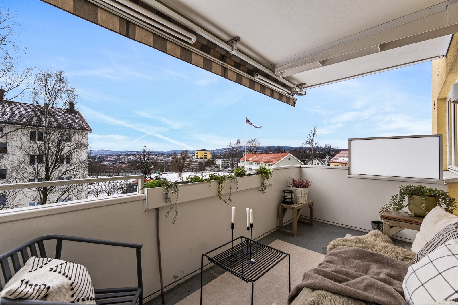 Fra stuen er det utgang til en balkong på ca. 8 kvm med fantastisk utsikt. Galleribilde