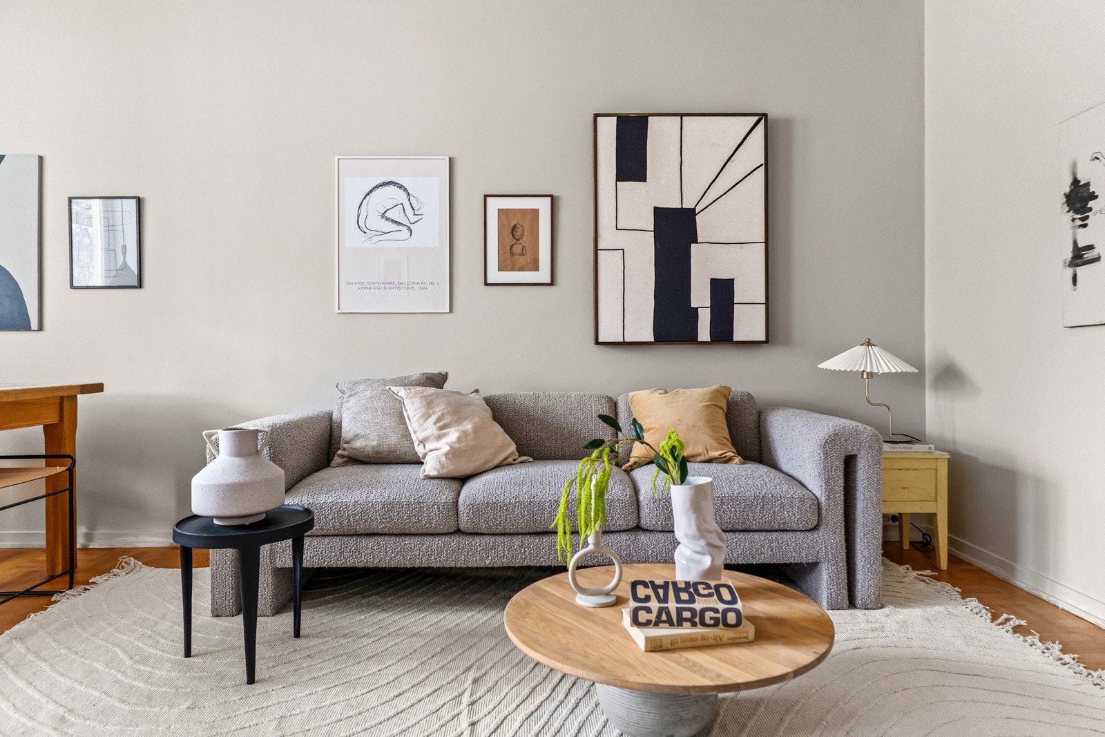 Stuen er romslig, med god plass til både sofagruppe med salongbord og spisebord. Galleribilde