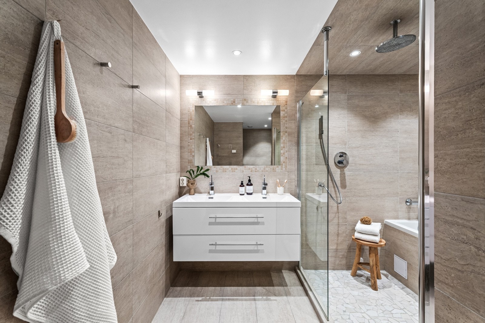 Leiligheten har et romslig og delikat baderom fra 2017 som gir en behagelig spafølelse. Galleribilde