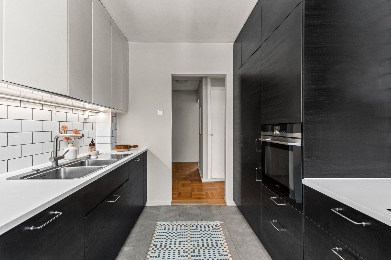 Kjøkkenet har integrert stekeovn, platetopp, oppvaskmaskin og kombinert kjøl/frys. Galleribilde