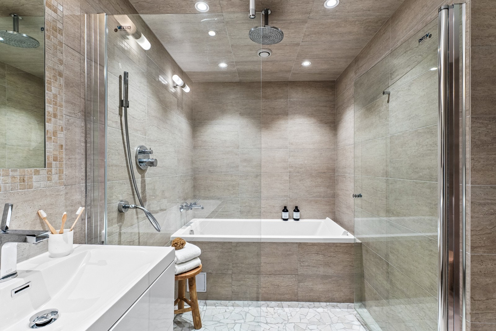 Badet har flislagte vegger og gulv med behagelig gulvvarme. Galleribilde