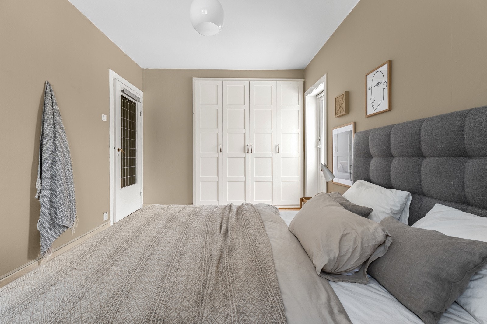 Rommet har plassbygde garderobeskap som gir rikelig med oppbevaringsplass. Galleribilde