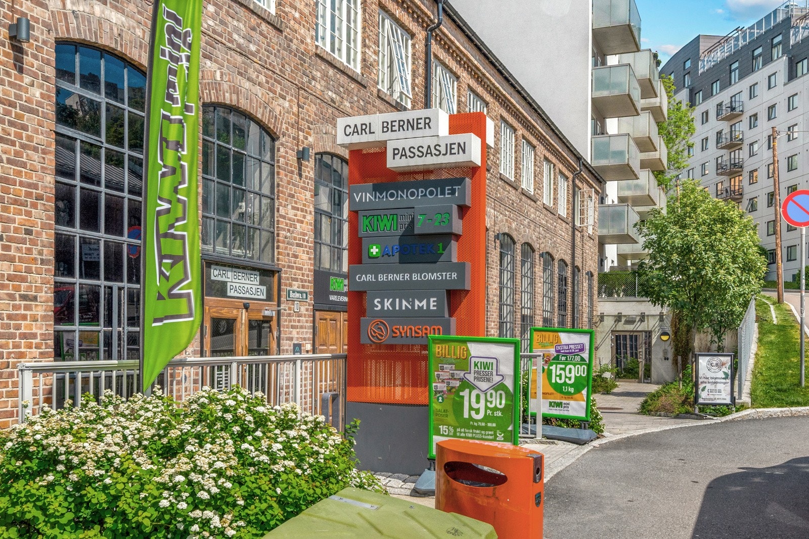 Carl Berner Passasjen med bl.a. vinmonopol, matbutikk, apotek og blomsterbutikk. Galleribilde