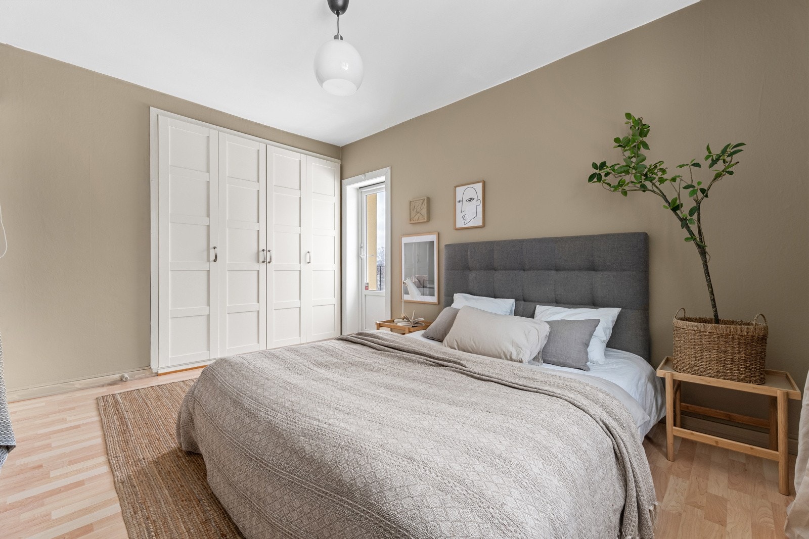 Hovedsoverommet er romslig og har god plass til dobbeltseng, nattbord og øvrig møblement. Galleribilde