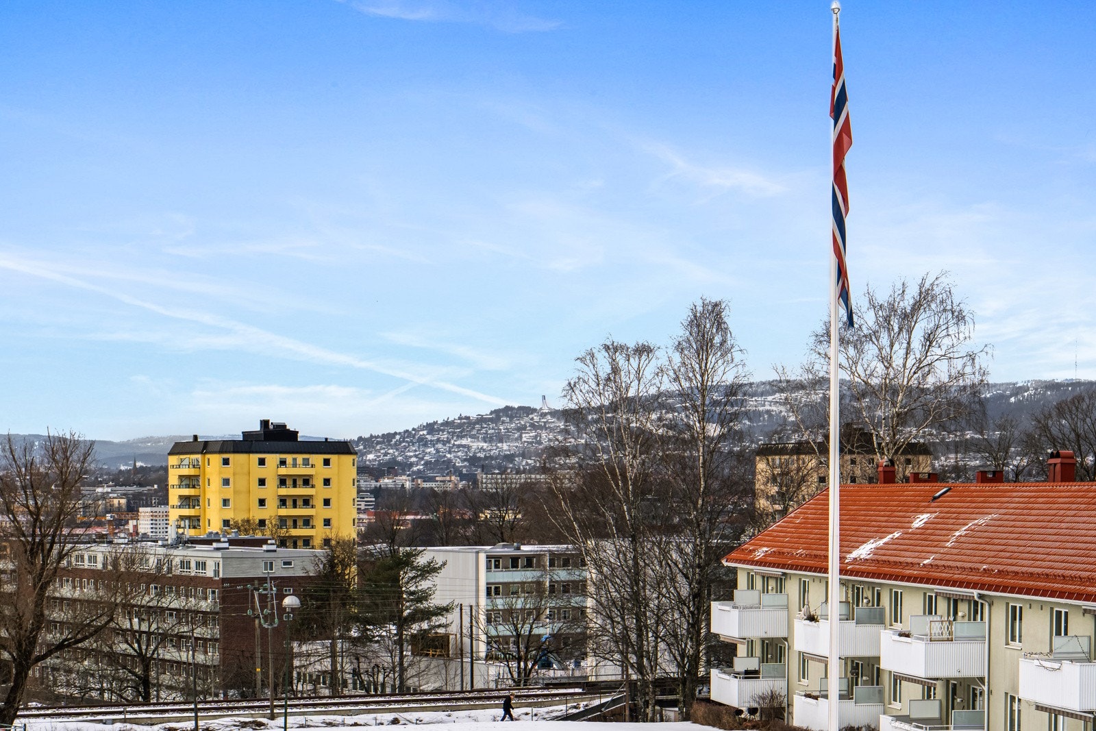 Balkongen vender mot vest og har gode solforhold, med sol fra ca. kl. 11 til solnedgang bak Holmenkollen og Tryvannstårnet i følge selger. Galleribilde