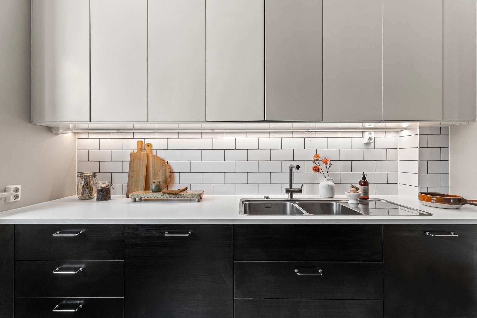 Det er montert lyslist under overskapene samt fliser på vegg over benkeplaten. Galleribilde