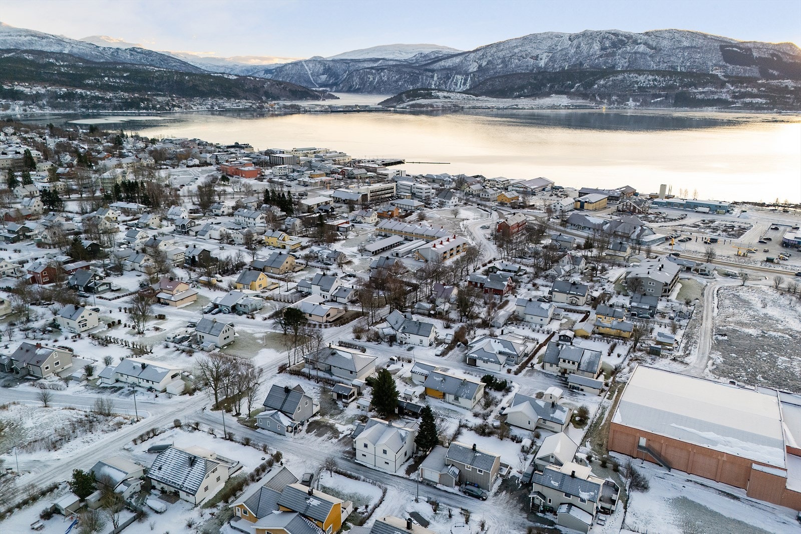 Enebolig med garasje og sentrumsnær beliggenhet. Eiendommen ligger med kort avstand til sentrum, skole, barnehager og ulike fritidstilbud. Galleribilde