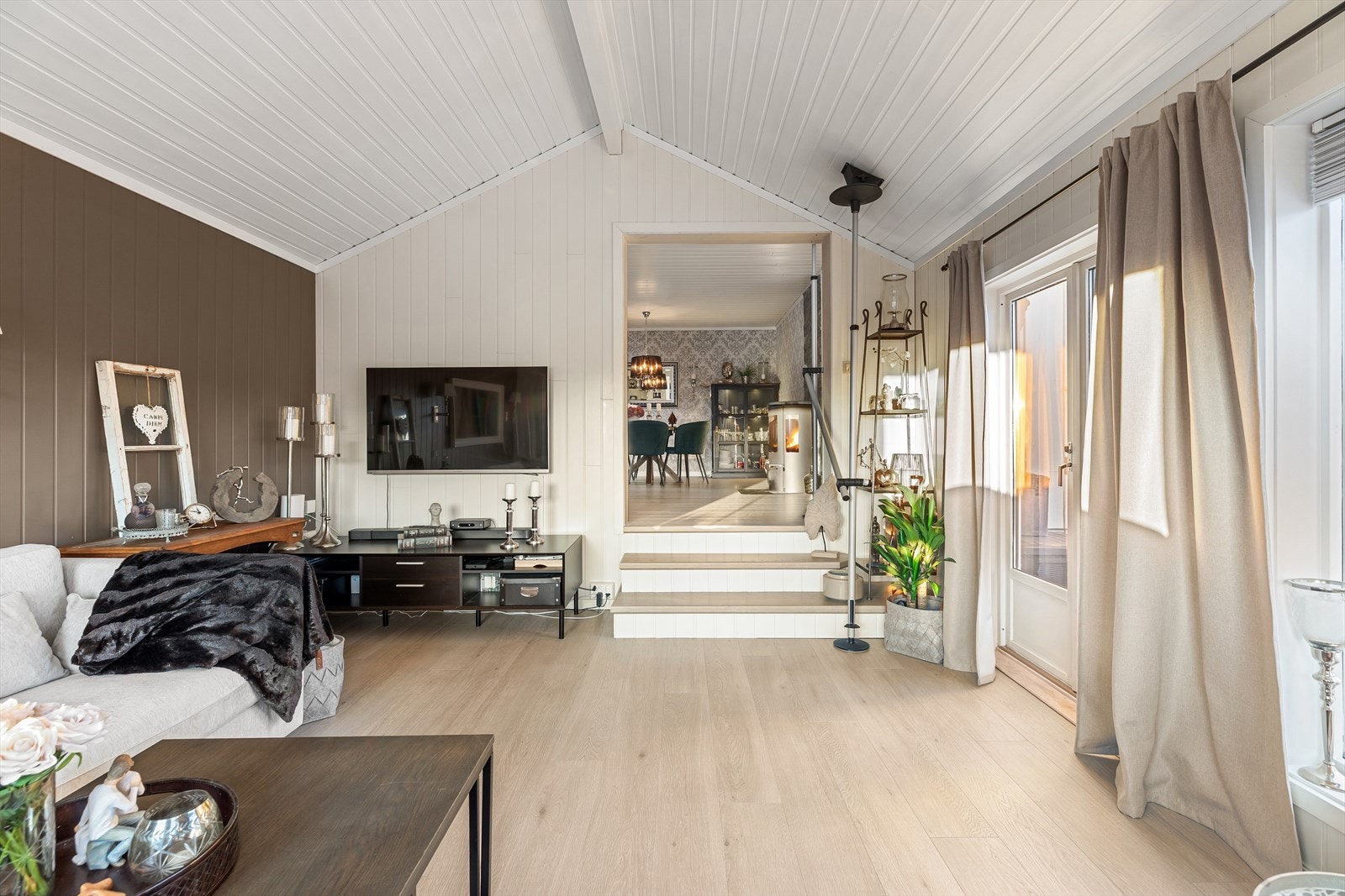 Utgang til terrasse fra stuen (til høyre på bildet). Galleribilde