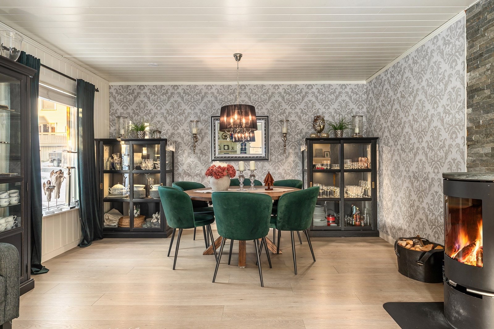 Romslig spisestue med vedovn. Galleribilde