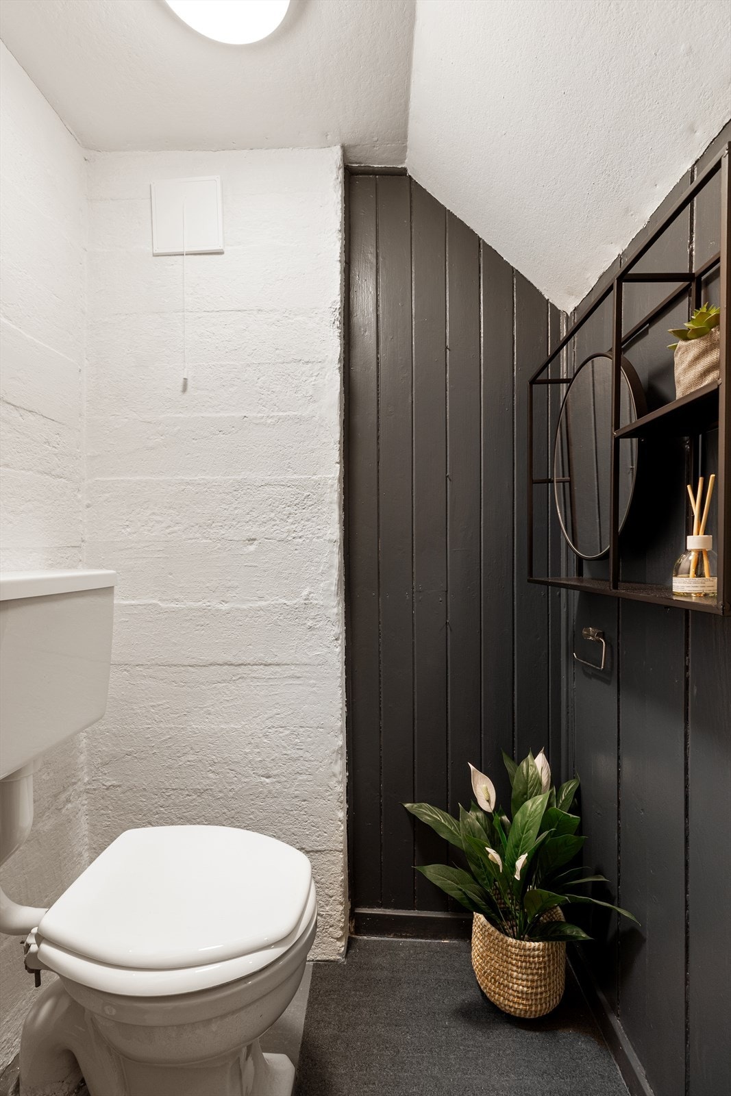 Toalettrom i kjeller. Galleribilde