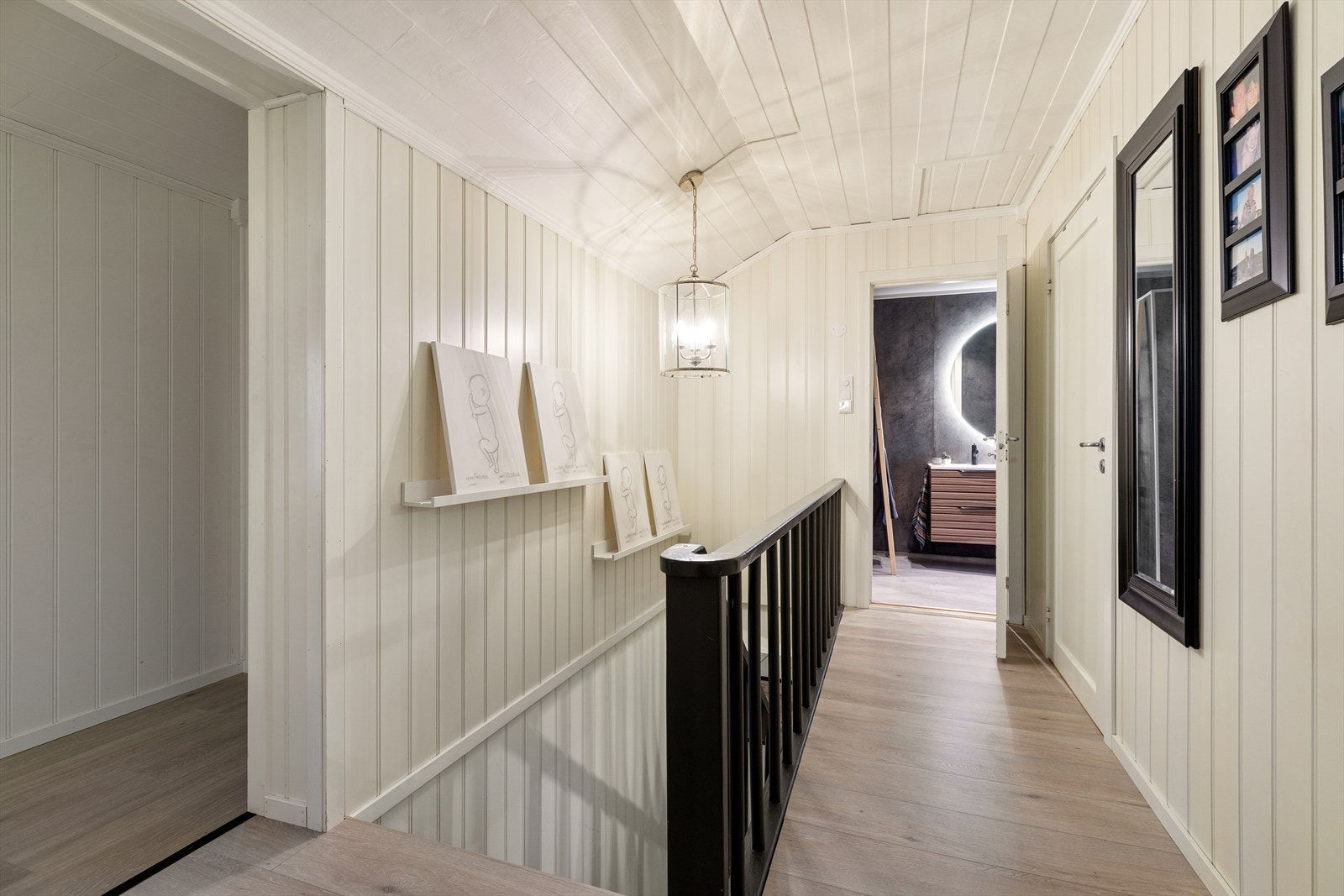 2. Etasje: Gang, 4 soverom, bad/vaskerom og bod Galleribilde